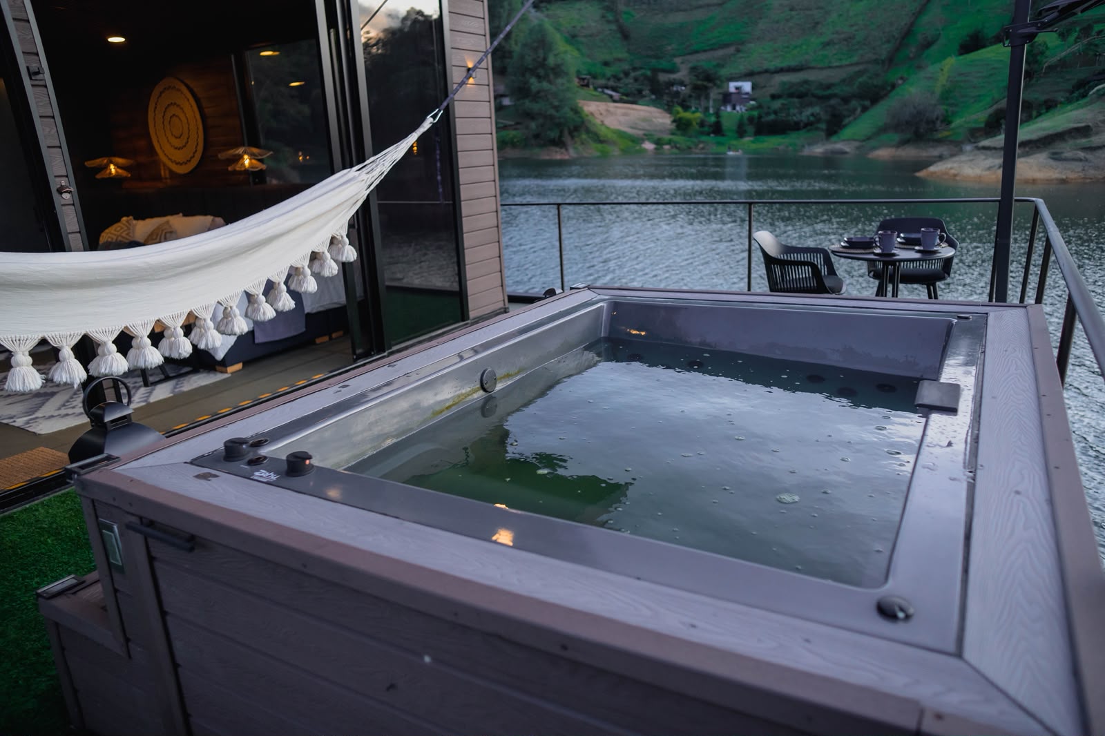 Jacuzzi con vista al embalse